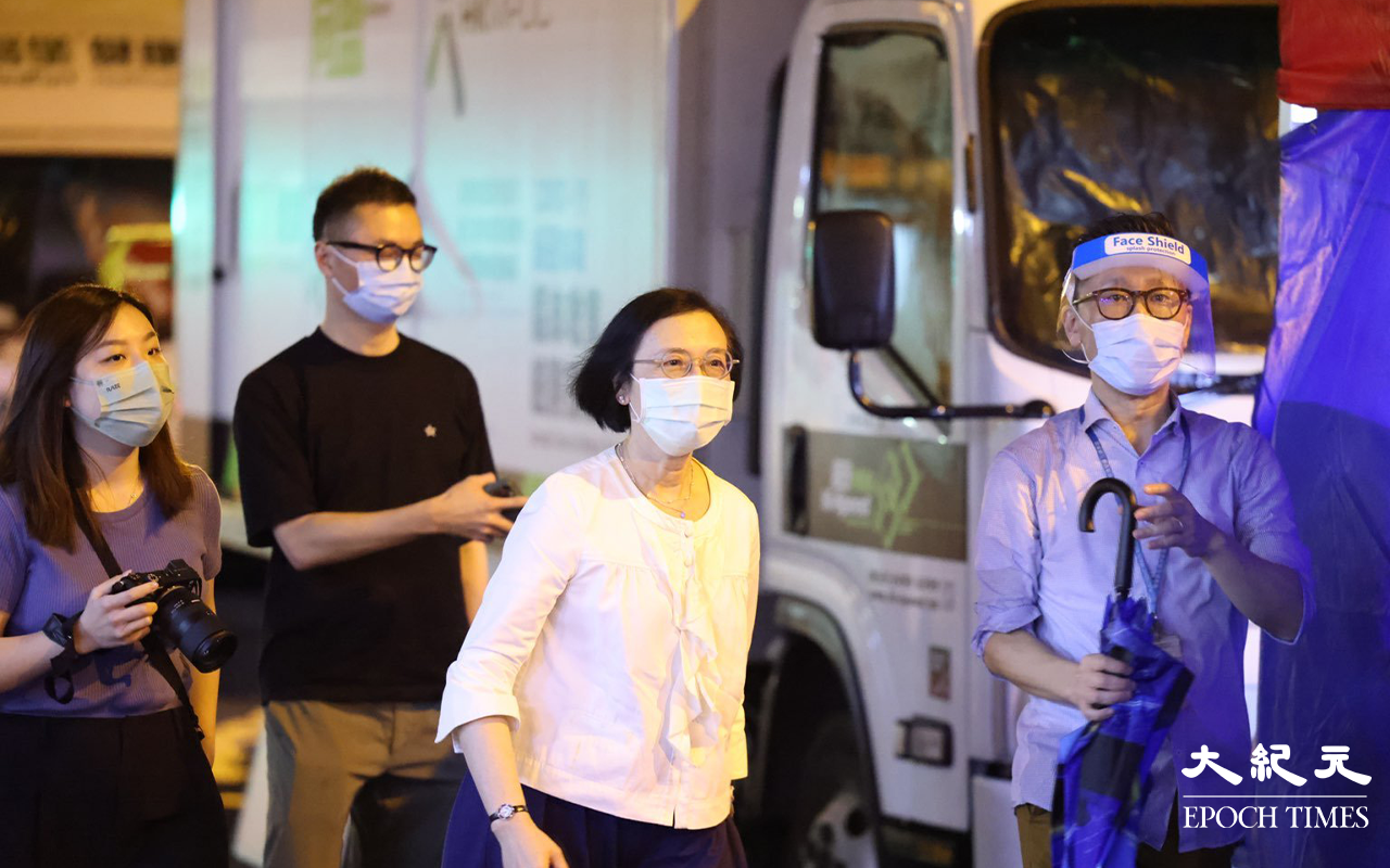 衛生局局長陳肇始，於晚上11時抵達深水埗東廬大廈封區現場，逗留大約十分鐘後離開。（李辰 / 大紀元）