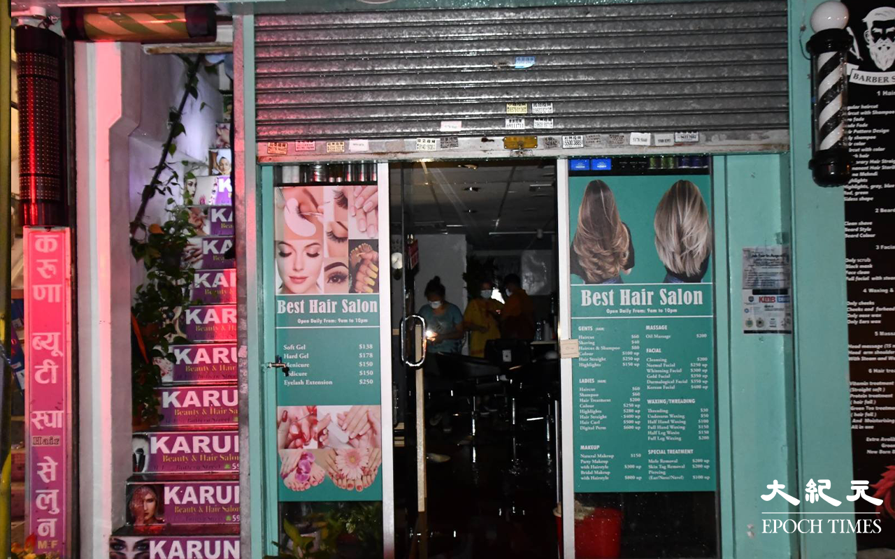 晚上大約11時30分，砲台街51號閣樓發生火警的尼泊爾人理髮店，左邊的一條小樓梯是通往閣樓的唯一通道。（麥碧 / 大紀元）
