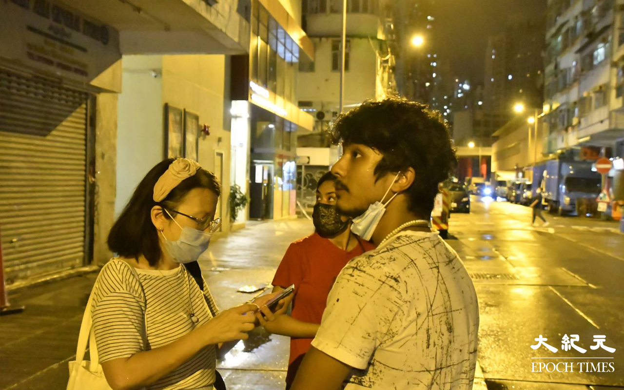 前油尖旺區議員朱慧芳，向開設理髮店的尼泊爾籍人士提供協助。（麥碧 / 大紀元）