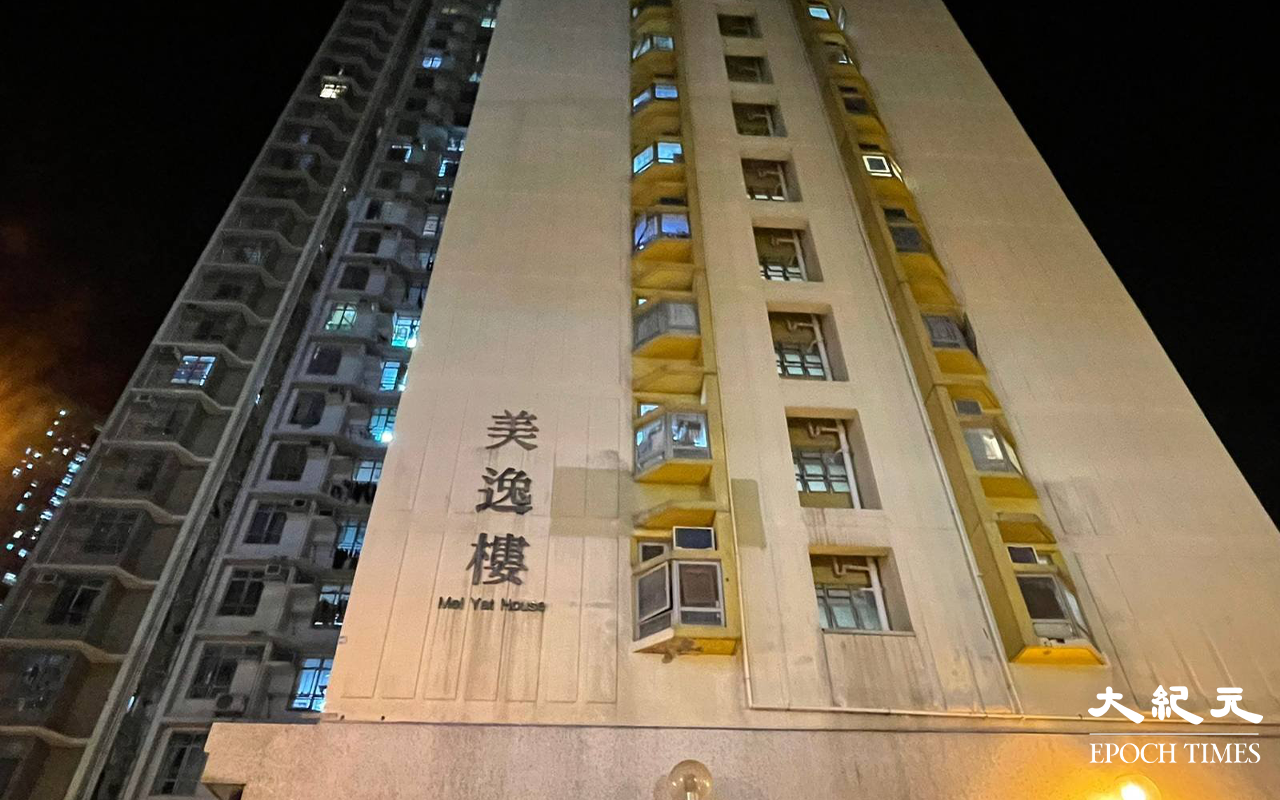 晚上8時21分，東涌逸東邨美逸樓外已拉起封鎖線，封鎖線內區域已被列為受限區域。（卓相如／大紀元）
