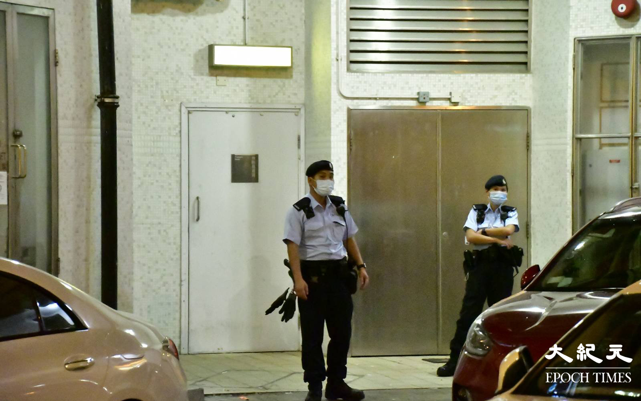 東涌逸東邨美逸樓出入口有警員駐守。（麥碧／大紀元）