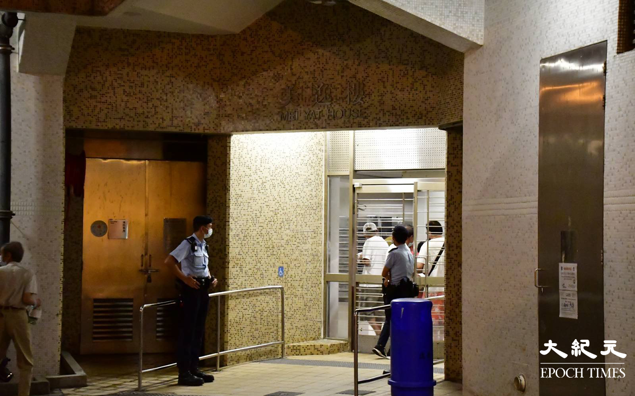 東涌逸東邨美逸樓出入口有警員駐守。（麥碧／大紀元）