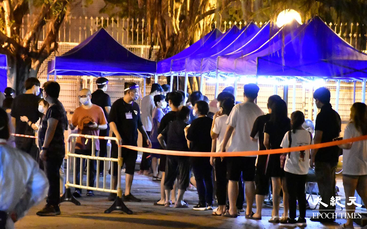 晚上約9時30分，大批美逸樓居民在檢測站進行檢測。（麥碧／大紀元）
