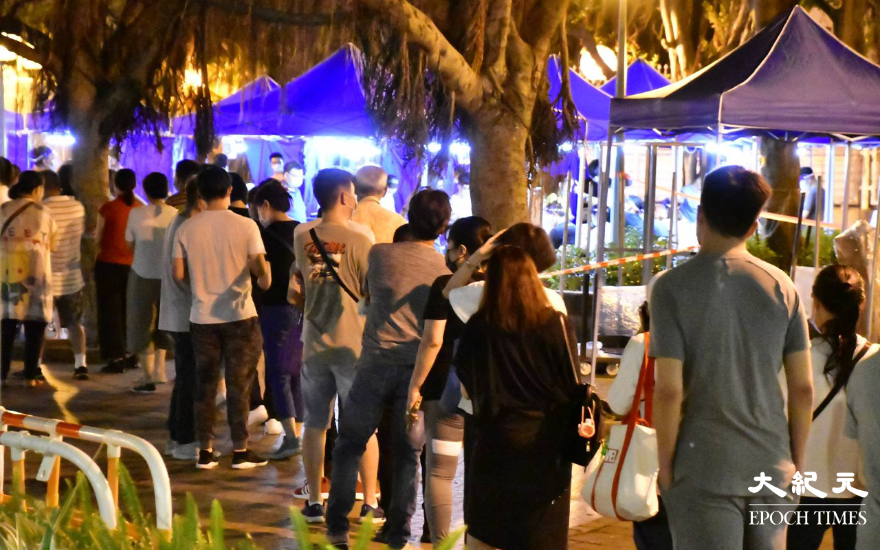 晚上約9時30分，大批美逸樓居民在檢測站進行檢測。（麥碧／大紀元）