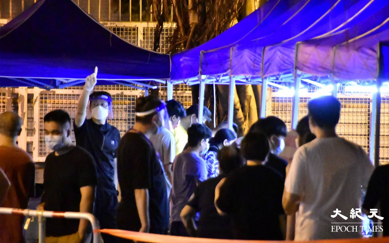 晚上約9時30分，大批美逸樓居民在檢測站進行檢測。（麥碧／大紀元）