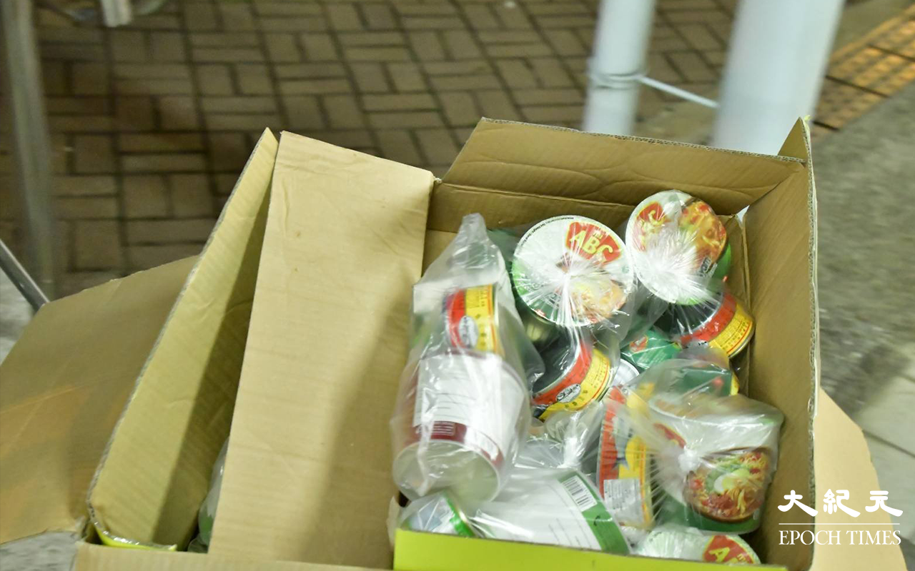 準備分發給已完成檢測居民的物資。（麥碧／大紀元）