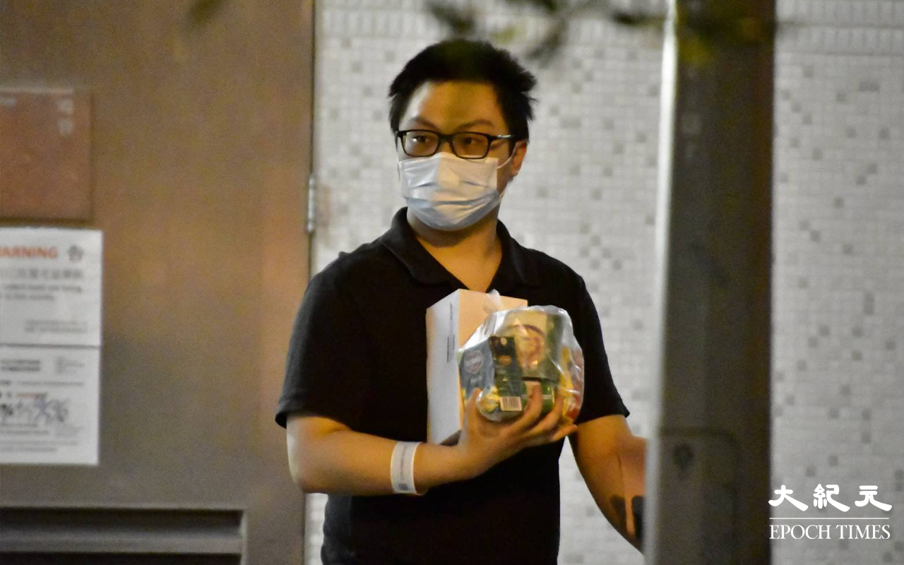 居民完成檢測，戴上可識別用的膠手帶，領取物之後離開檢測站。（麥碧／大紀元）