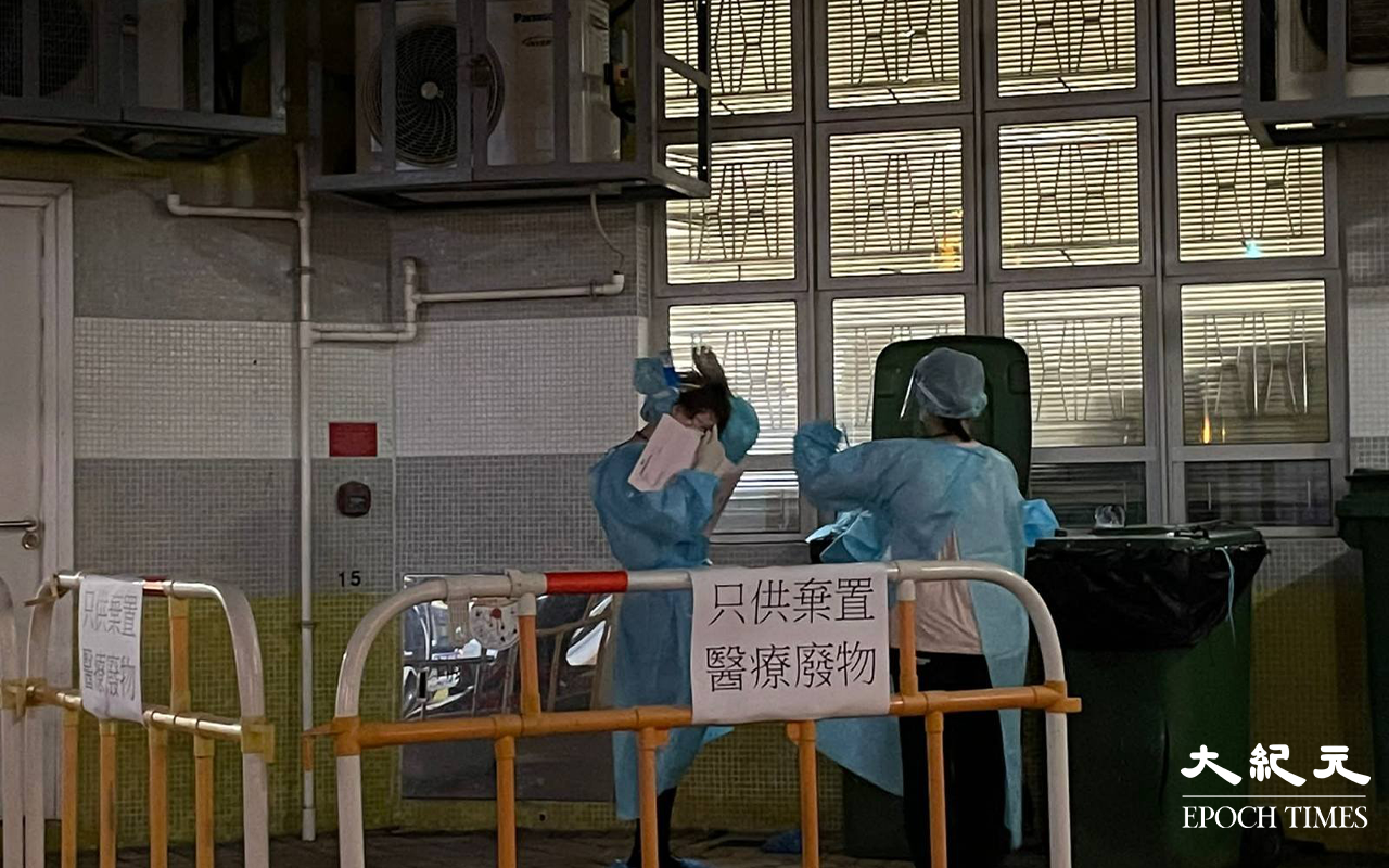 有市民向本報記者投訴，工作人員在受限區域內穿過的保護衣服，遭人棄置在房屋署辦事處外的垃圾桶。（麥碧／大紀元）