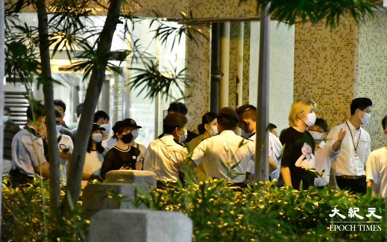 晚上10時45分，仍有大批居民從美逸樓大廈步出，到登記處登記。（麥碧／大紀元）