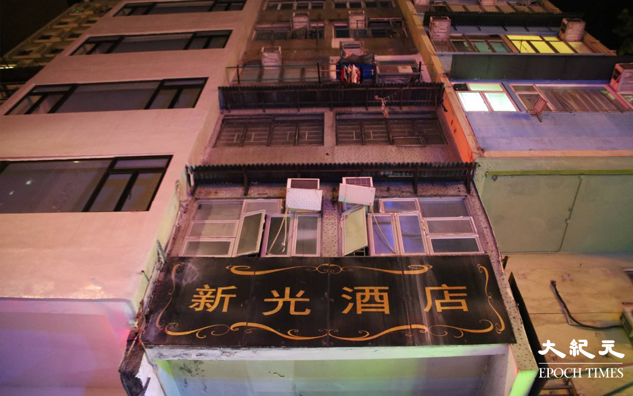 凌晨零時30分，上海街516號一幢5層高唐樓，發生電錶箱輕微爆炸引致火警。（米仔／大紀元）