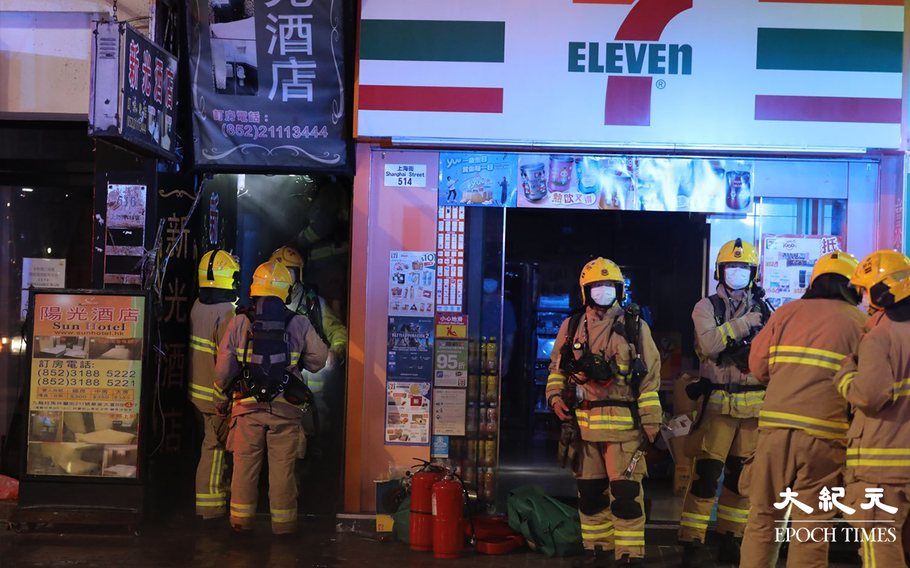 由於發生電錶箱爆炸引發火警的大廈，屬單棟式一梯兩伙唐樓，所以消防到場後大為緊張，曾派出多名消防員搜救是否有市民被困。（米仔／大紀元）