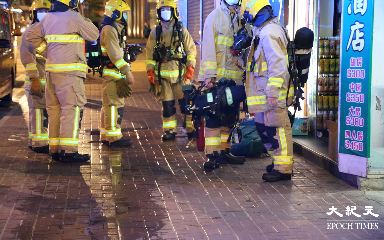 由於發生電錶箱爆炸引發火警的大廈，屬單棟式一梯兩伙唐樓，所以消防到場後大為緊張，曾派出多名消防員搜救是否有市民被困。（米仔／大紀元）