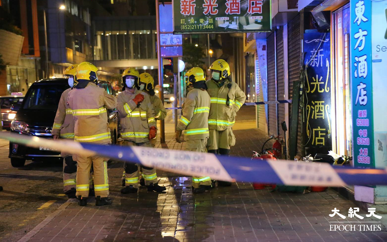 由於發生電錶箱爆炸引發火警的大廈，屬單棟式一梯兩伙唐樓，所以消防到場後大為緊張，曾派出多名消防員搜救是否有市民被困。（米仔／大紀元）