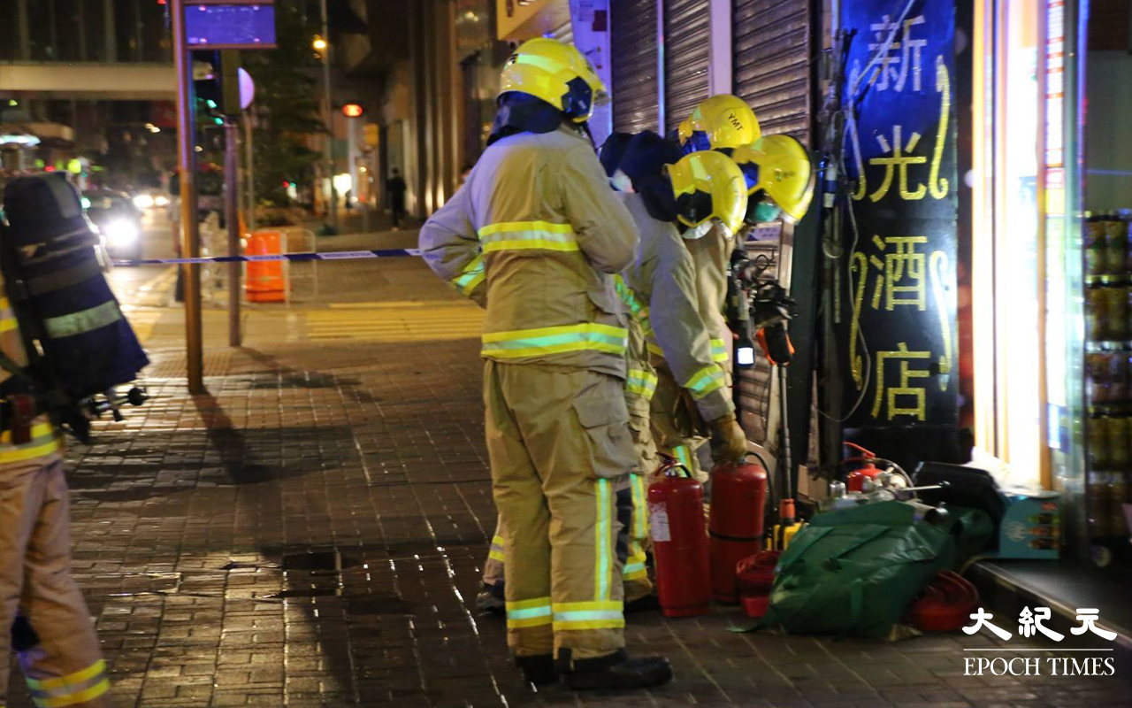 由於發生電錶箱爆炸引發火警的大廈，屬單棟式一梯兩伙唐樓，所以消防到場後大為緊張，曾派出多名消防員搜救是否有市民被困。（米仔／大紀元）