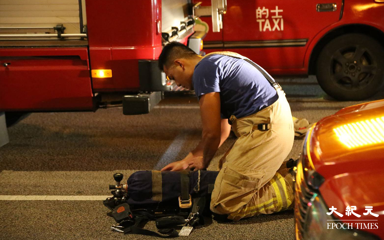 由於發生電錶箱爆炸引發火警的大廈，屬單棟式一梯兩伙唐樓，所以消防到場後大為緊張，曾派出多名消防員搜救是否有市民被困。（米仔／大紀元）
