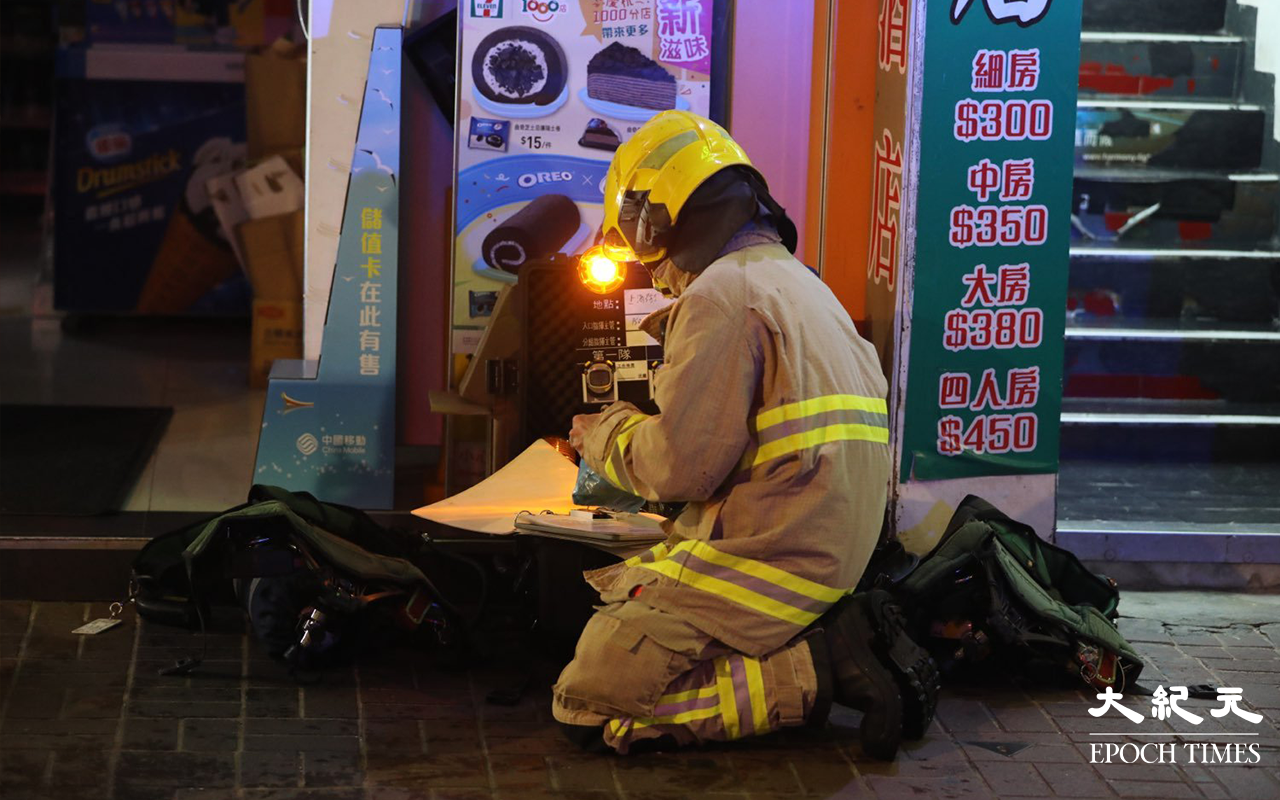 由於發生電錶箱爆炸引發火警的大廈，屬單棟式一梯兩伙唐樓，所以消防到場後大為緊張，曾派出多名消防員搜救是否有市民被困。（米仔／大紀元）