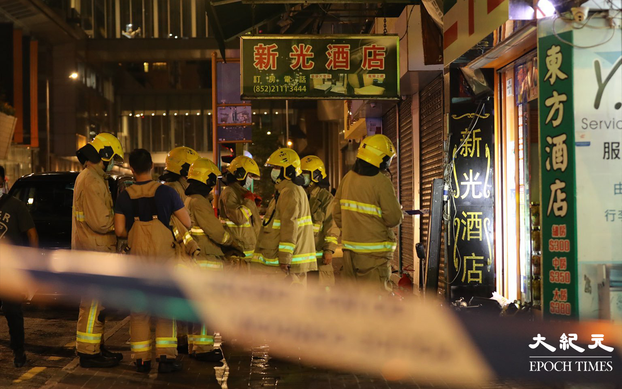 由於發生電錶箱爆炸引發火警的大廈，屬單棟式一梯兩伙唐樓，所以消防到場後大為緊張，曾派出多名消防員搜救是否有市民被困。（琪／大紀元）