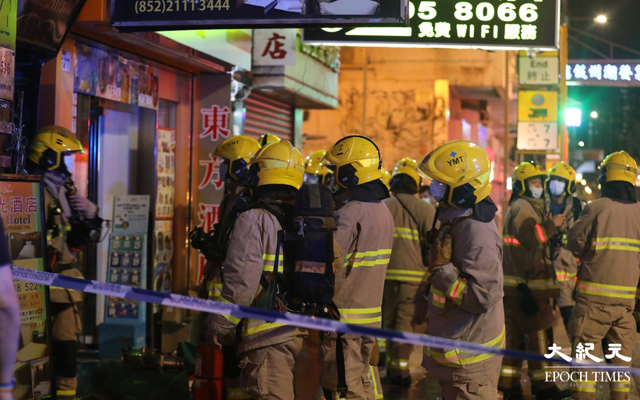 由於發生電錶箱爆炸引發火警的大廈，屬單棟式一梯兩伙唐樓，所以消防到場後大為緊張，曾派出多名消防員搜救是否有市民被困。（琪／大紀元）