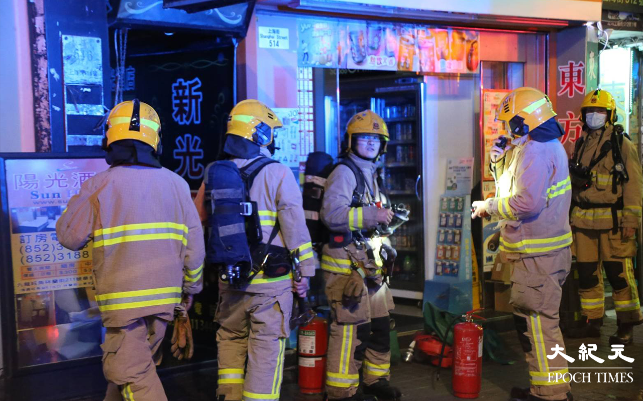 由於發生電錶箱爆炸引發火警的大廈，屬單棟式一梯兩伙唐樓，所以消防到場後大為緊張，曾派出多名消防員搜救是否有市民被困。（琪／大紀元）