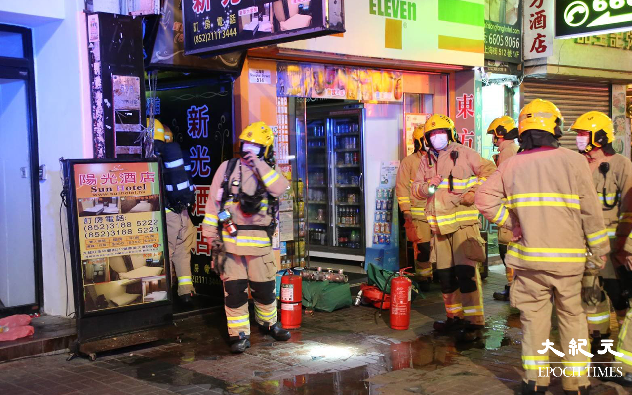 由於發生電錶箱爆炸引發火警的大廈，屬單棟式一梯兩伙唐樓，所以消防到場後大為緊張，曾派出多名消防員搜救是否有市民被困。（琪／大紀元）