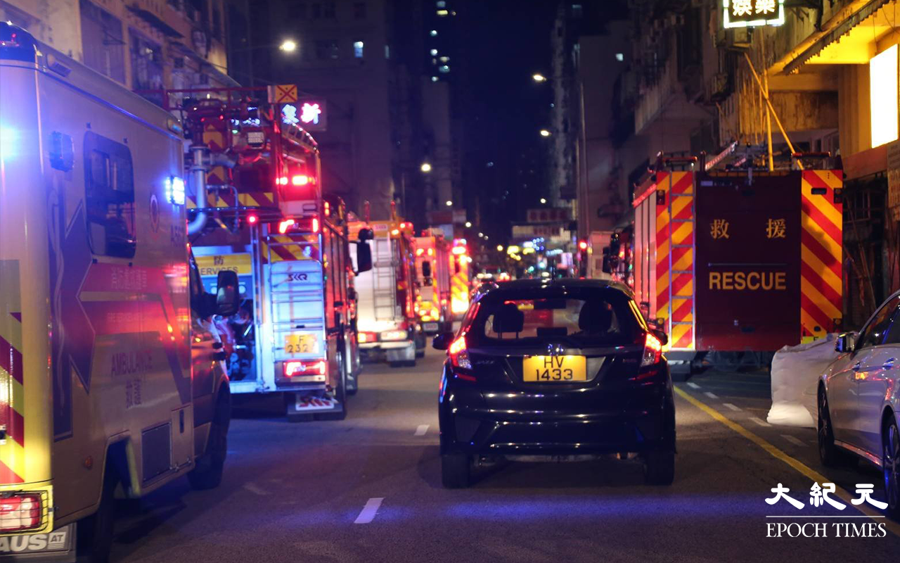 由於發生電錶箱爆炸引發火警的大廈，屬單棟式一梯兩伙唐樓，所以消防到場後大為緊張，曾派出多輛消防車到場增援。（米仔／大紀元）