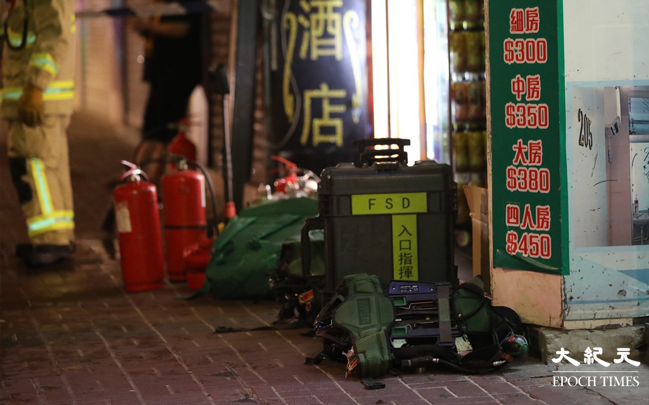 由於火警現場為一幢單棟式一梯唐樓，消防員到場後大為緊張，曾經在大廈外設置臨時指揮中心。（米仔／大紀元）