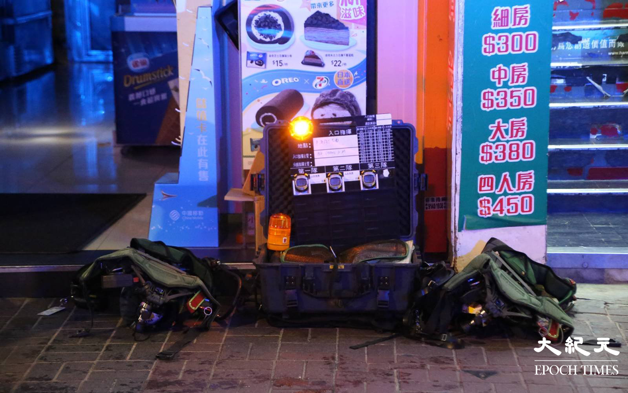 由於火警現場為一幢單棟式一梯唐樓，消防員到場後大為緊張，曾經在大廈外設置臨時指揮中心。（琪／大紀元）