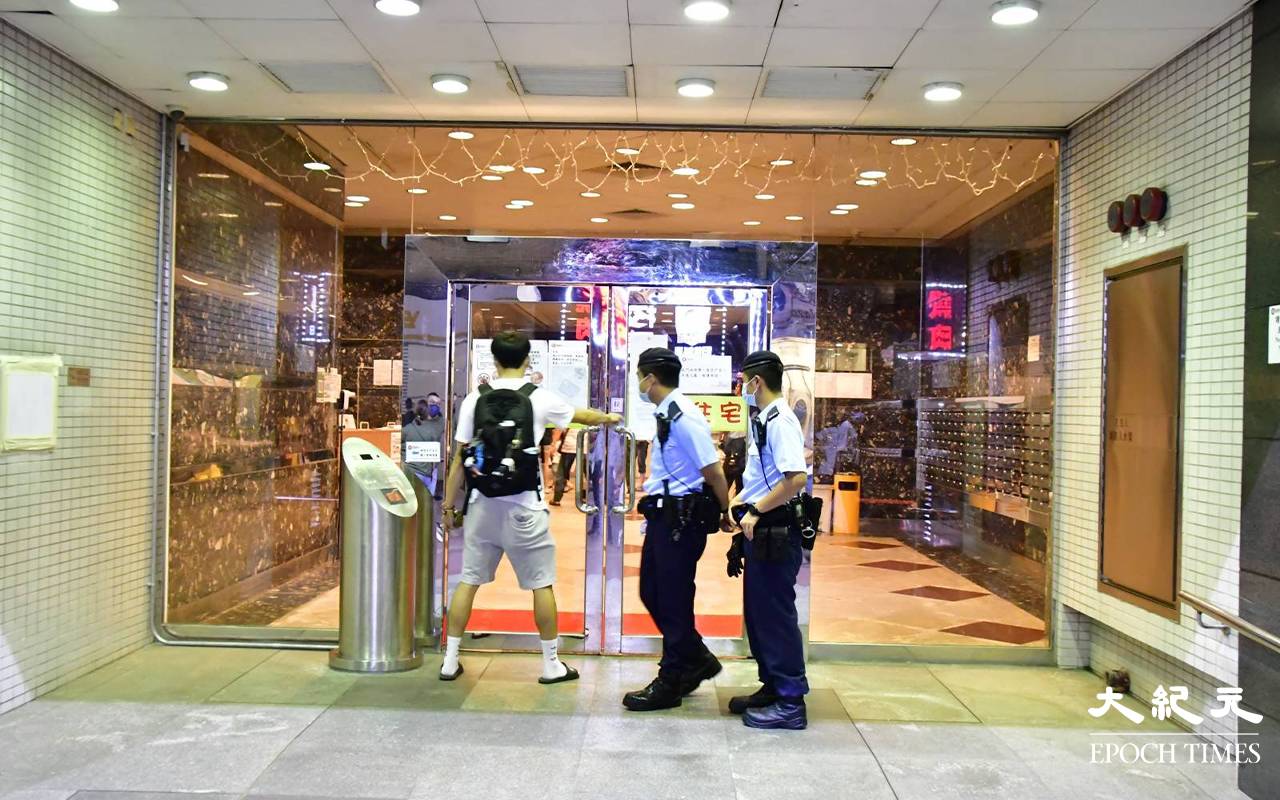晚上9時15分，有寶石大廈第一座居民剛返回住所。（麥碧／大紀元）