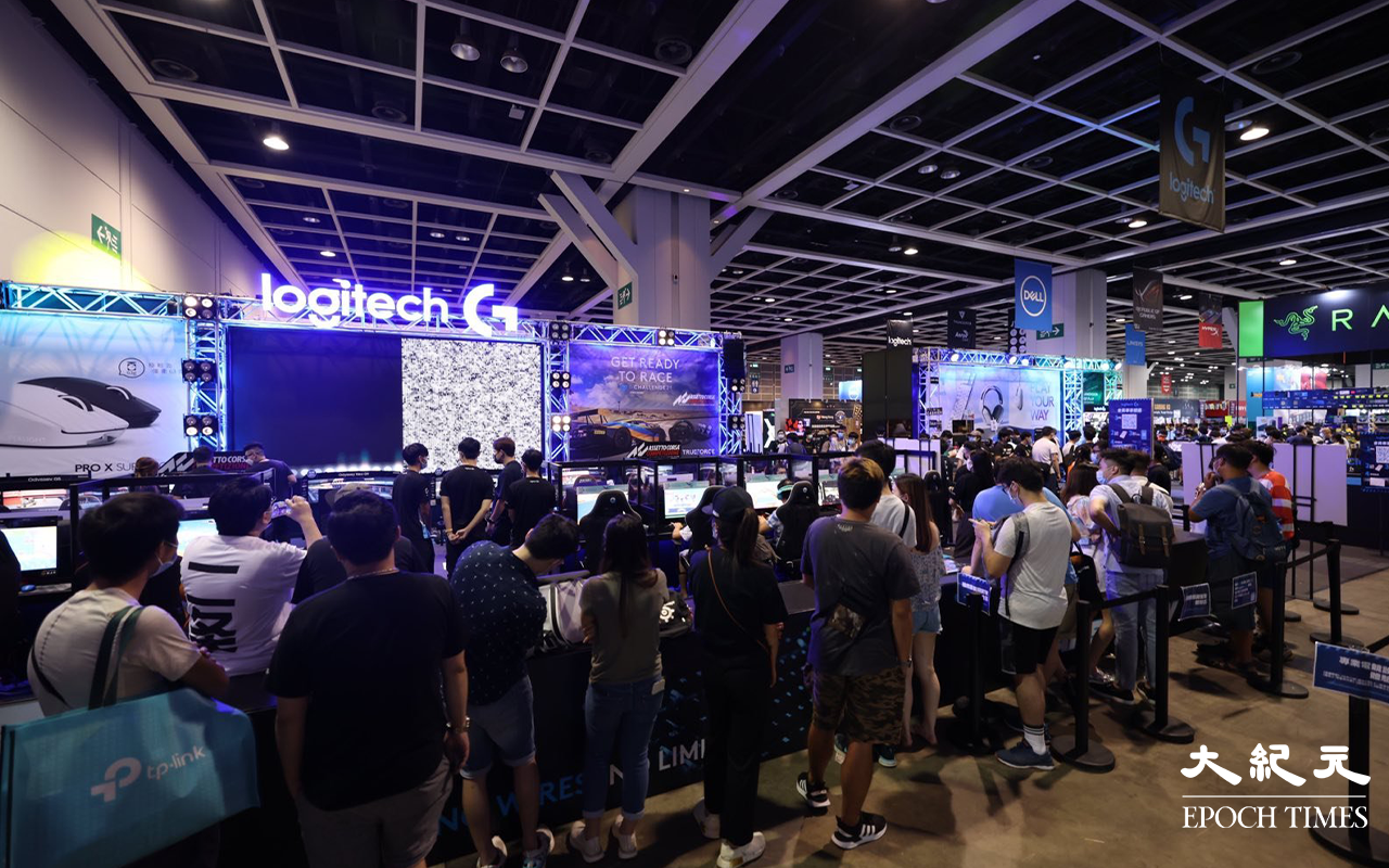 進行電競比賽及電競撲克的展位，已是較多市民駐足觀看的地方。（李辰／大紀元）