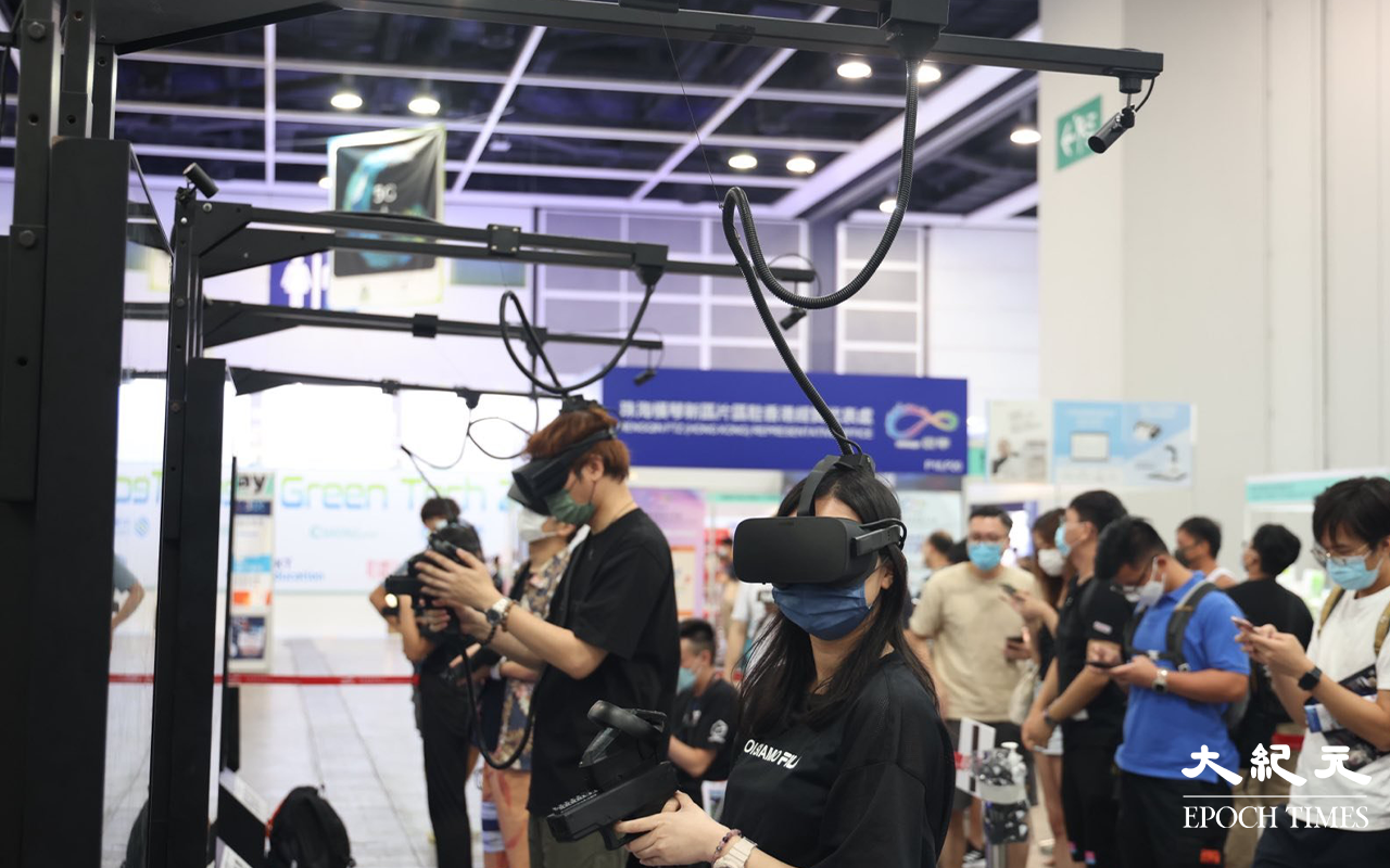 有不少市民正在試玩虛擬實境 (VR) 遊戲。（李辰／大紀元）