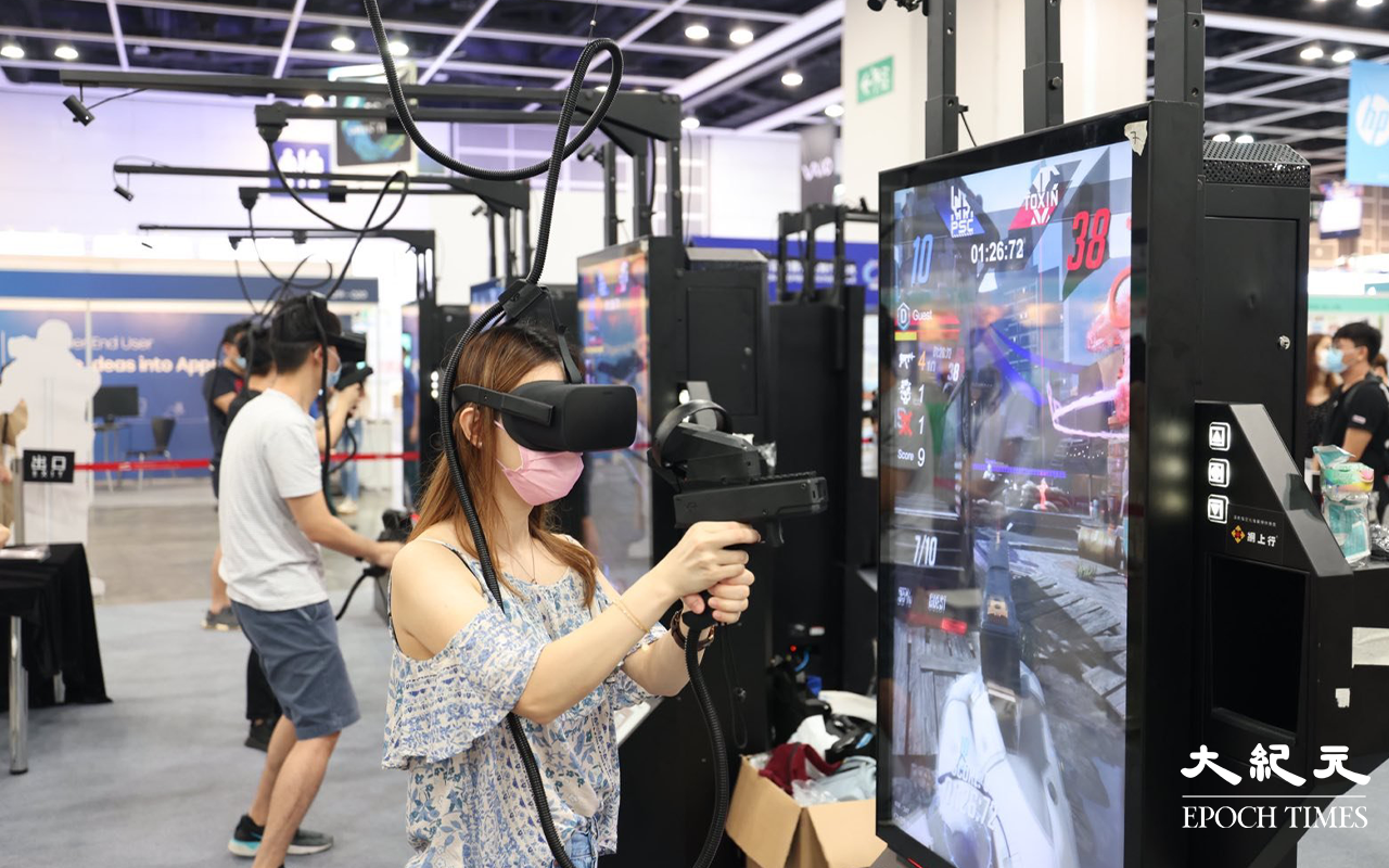 有不少市民正在試玩虛擬實境 (VR) 遊戲。（李辰／大紀元）