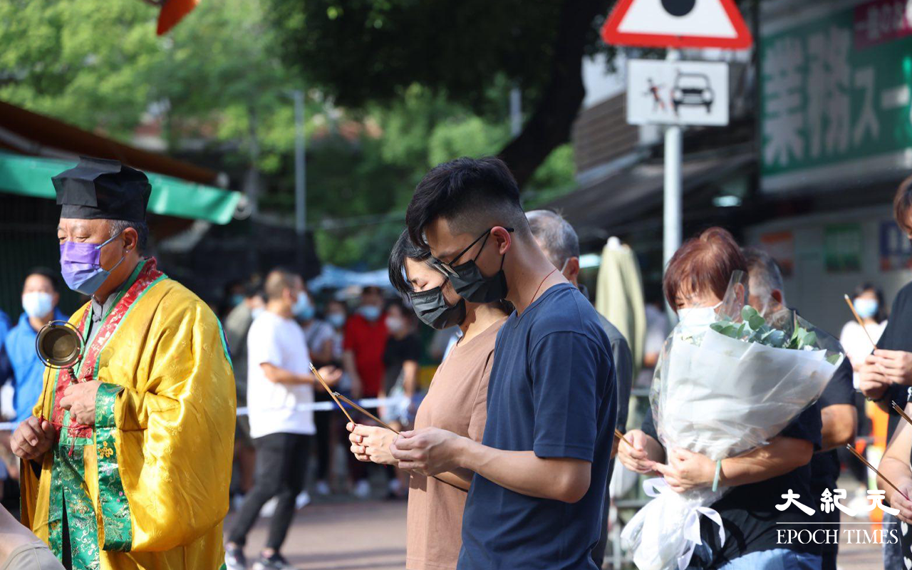 路祭儀式於4時許開始，期間死者眾親友神情哀傷，有部分親友禁不住落淚。（李辰／大紀元）