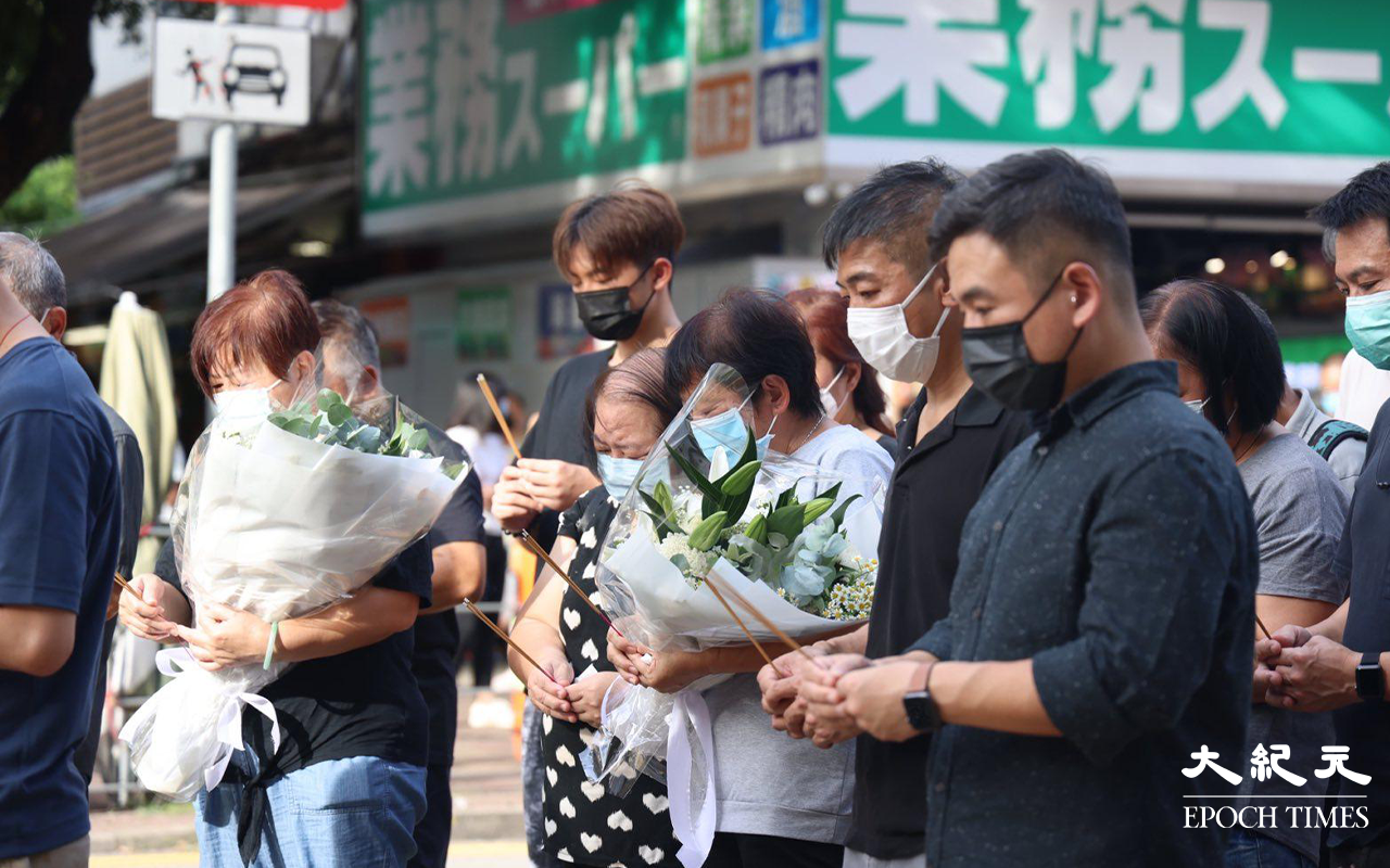 路祭儀式於4時許開始，期間死者眾親友神情哀傷，有部分親友禁不住落淚。（李辰／大紀元）