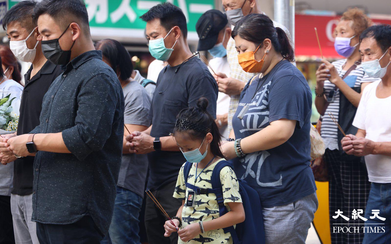 路祭儀式於4時許開始，期間死者眾親友神情哀傷，有部分親友禁不住落淚。（李辰／大紀元）