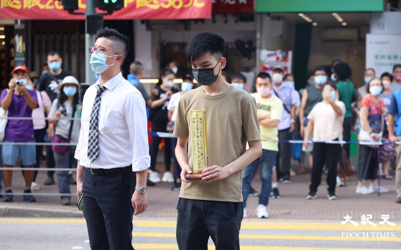 路祭儀式於4時許開始，期間死者眾親友神情哀傷，有部分親友禁不住落淚。（李辰／大紀元）