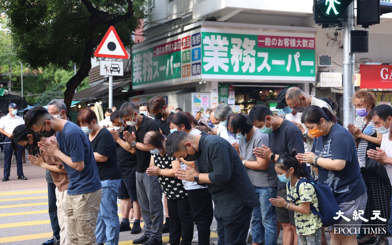 路祭儀式於4時許開始，期間死者眾親友神情哀傷，有部分親友禁不住落淚。（李辰／大紀元）