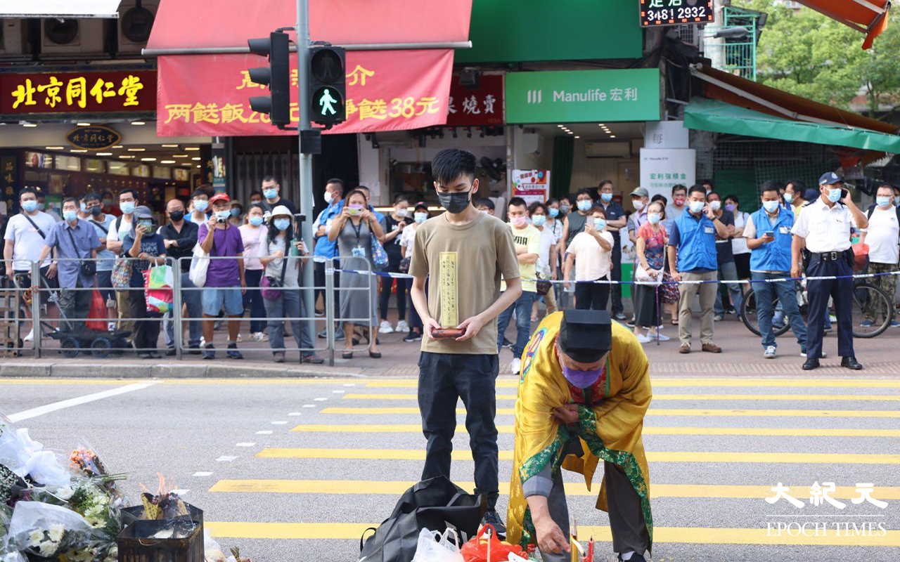 路祭儀式於4時許開始，期間死者眾親友神情哀傷，有部分親友禁不住落淚。（李辰／大紀元）