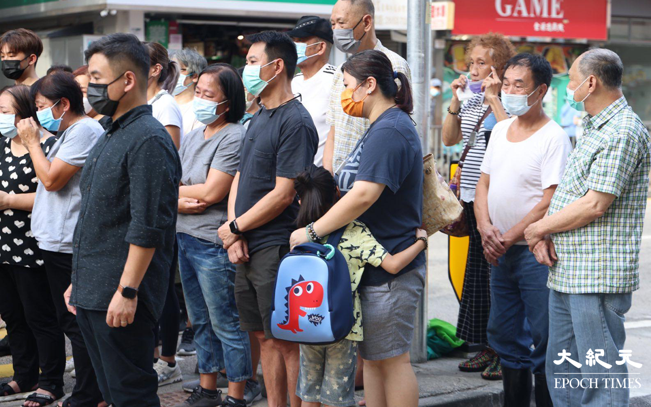 路祭儀式於4時許開始，期間死者眾親友神情哀傷，有部分親友禁不住落淚。（李辰／大紀元）