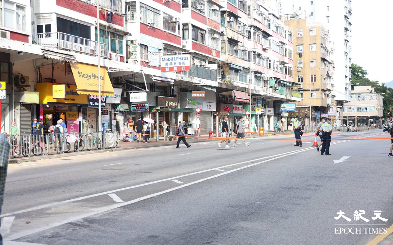 警方在路祭現場對開，設置一條臨時行人過路線。（李辰／大紀元）