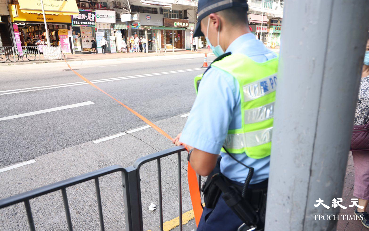下午約4時，警方將日前發生奪命交通意外的一段廣福道封閉，讓死者家屬舉行路祭。（李辰／大紀元）