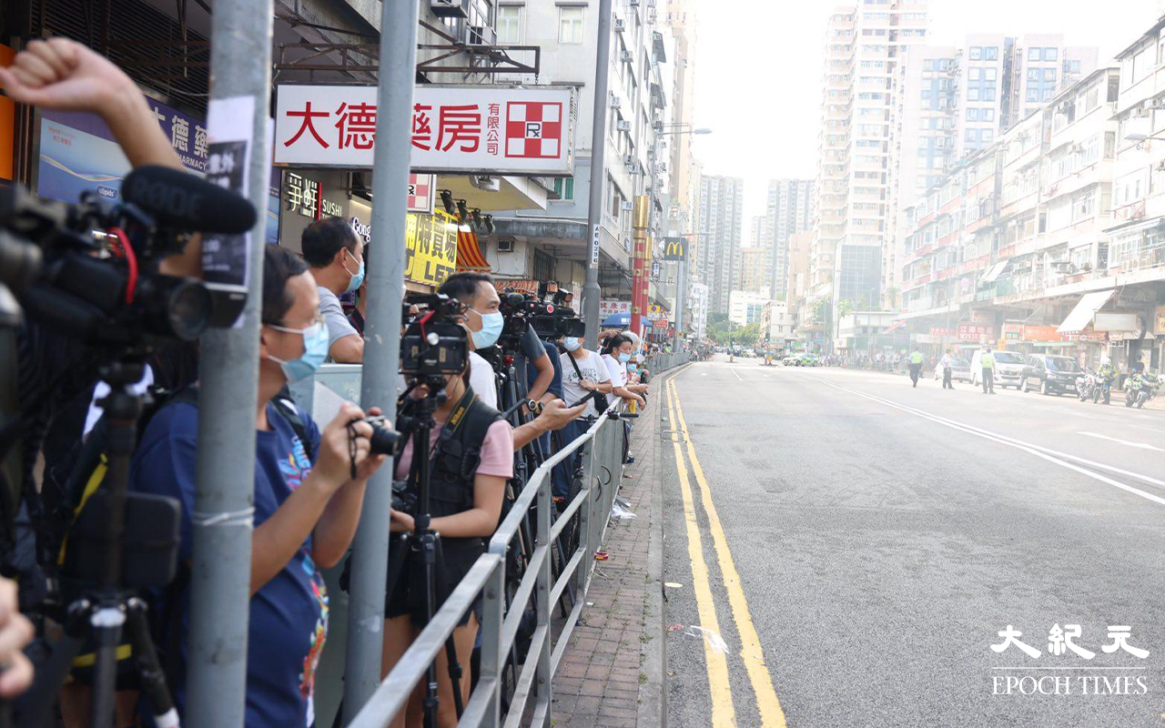 下午約4時，警方將日前發生奪命交通意外的一段廣福道封閉，讓死者家屬舉行路祭。（李辰／大紀元）