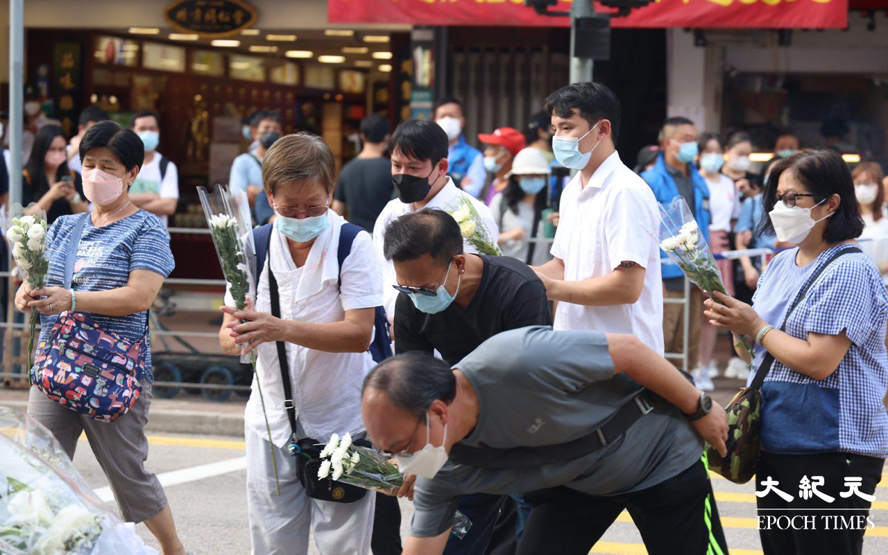 路祭儀式完成後，有不少市民到奪去兩命的安全島獻花悼念死者。（李辰／大紀元）