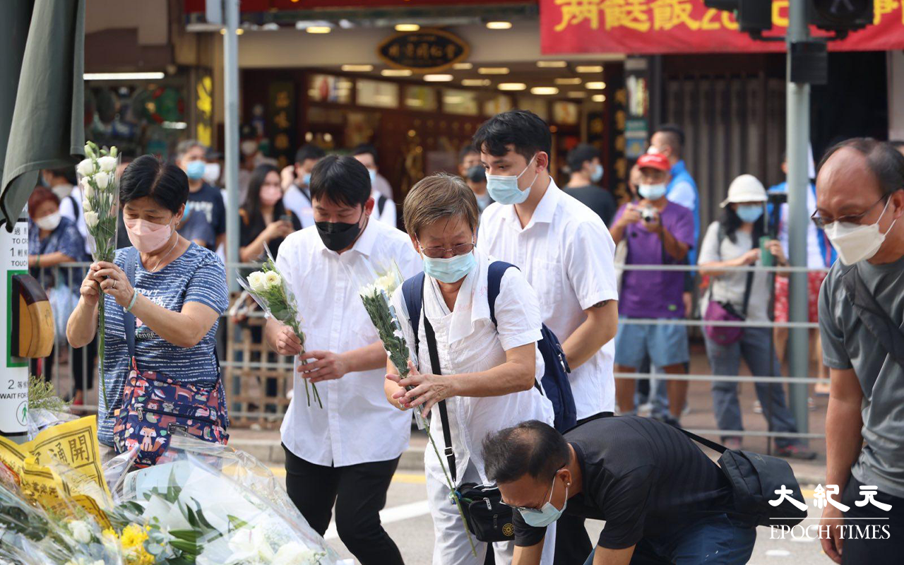 路祭儀式完成後，有不少市民到奪去兩命的安全島獻花悼念死者。（李辰／大紀元）