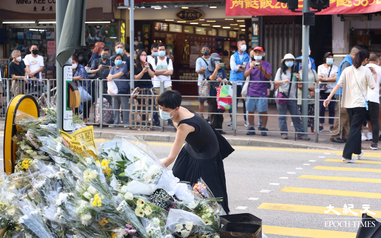 路祭儀式完成後，有不少市民到奪去兩命的安全島獻花悼念死者。（李辰／大紀元）