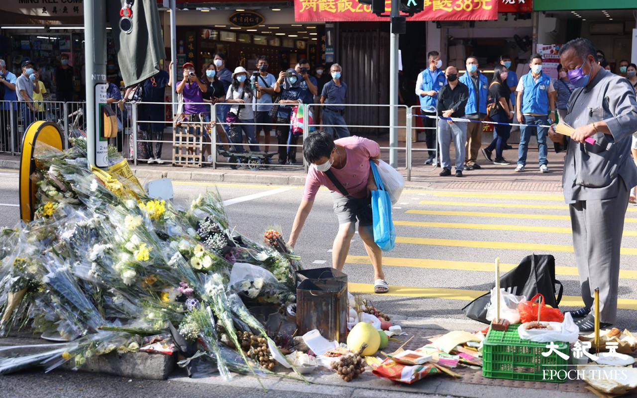 路祭儀式完成後，有不少市民到奪去兩命的安全島獻花悼念死者。（李辰／大紀元）