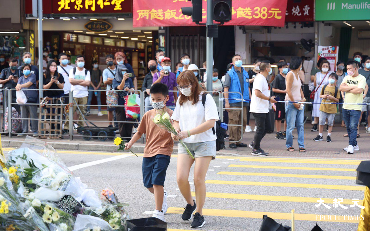 路祭儀式完成後，有不少市民到奪去兩命的安全島獻花悼念死者。（李辰／大紀元）