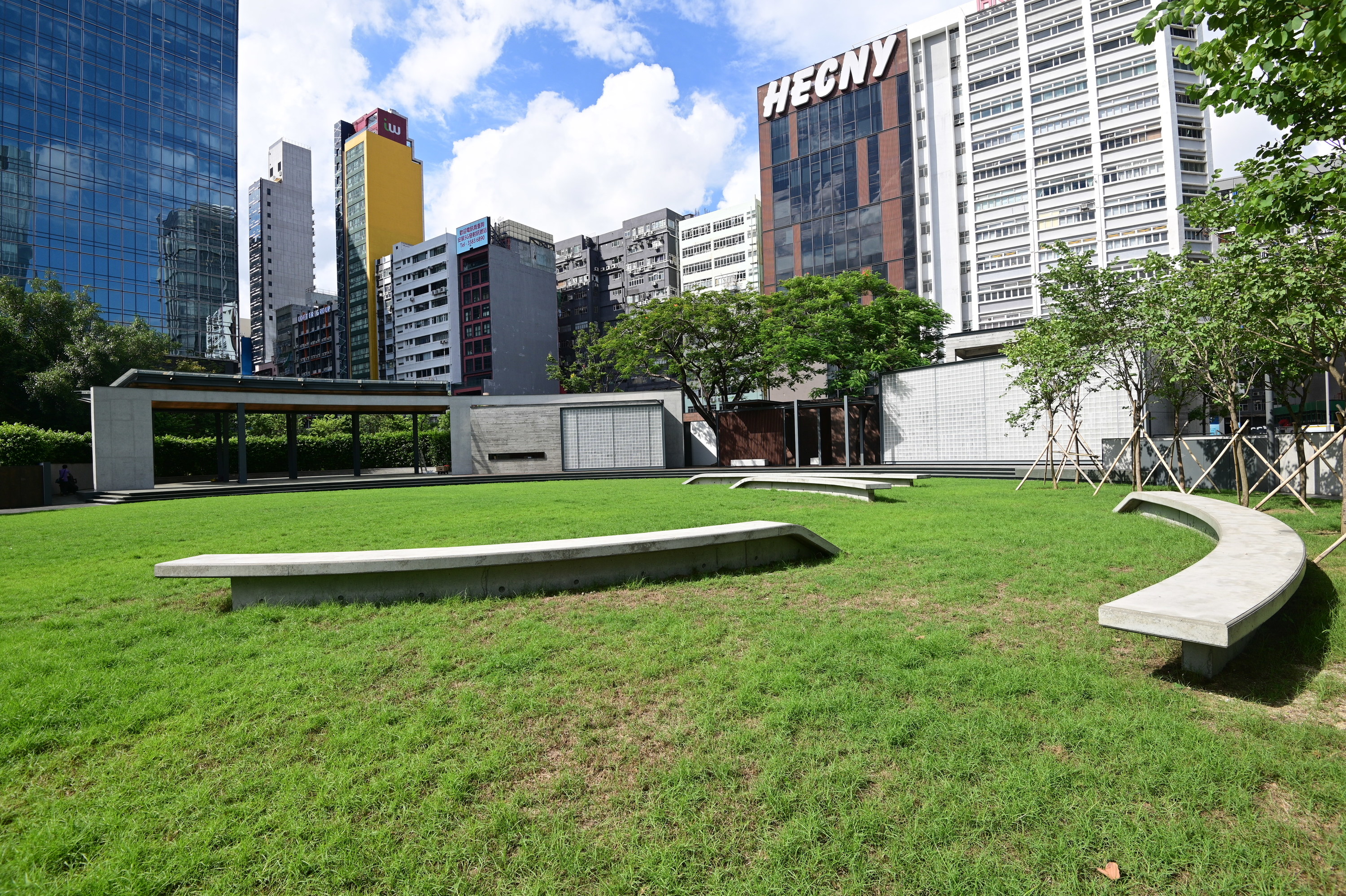 已完成翻新工程的觀塘海濱道公園今日（25日）重新開放給公眾使用，設多用途草地和種植了樹木的園景區。(政府新聞處)