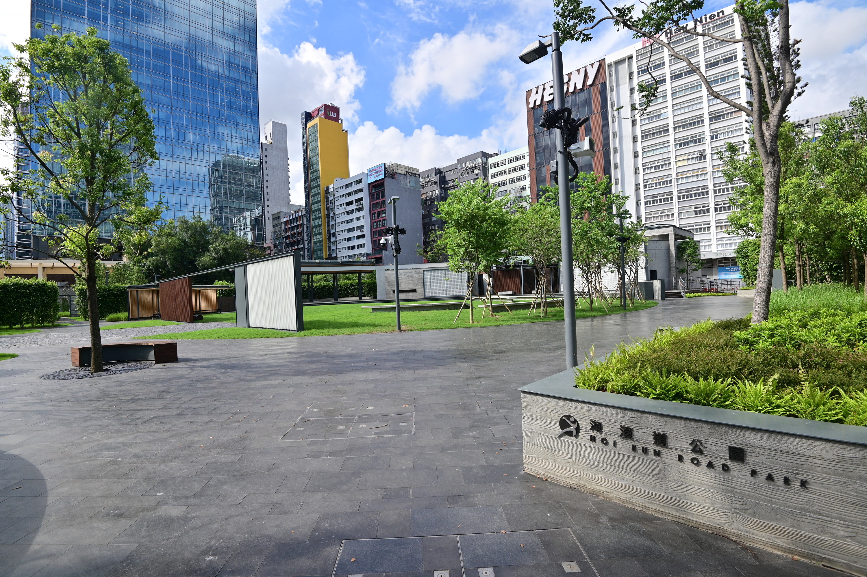 已完成翻新工程的觀塘海濱道公園今日重新開放給公眾使用，面積約9,300平方米。(政府新聞處)