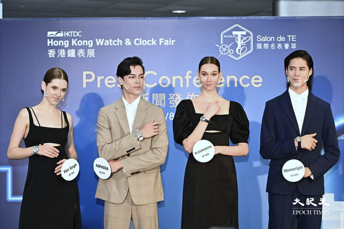 模特兒手上展示香港鐘表展及國際名表薈參展品牌的名表。(宋碧龍／大紀元）