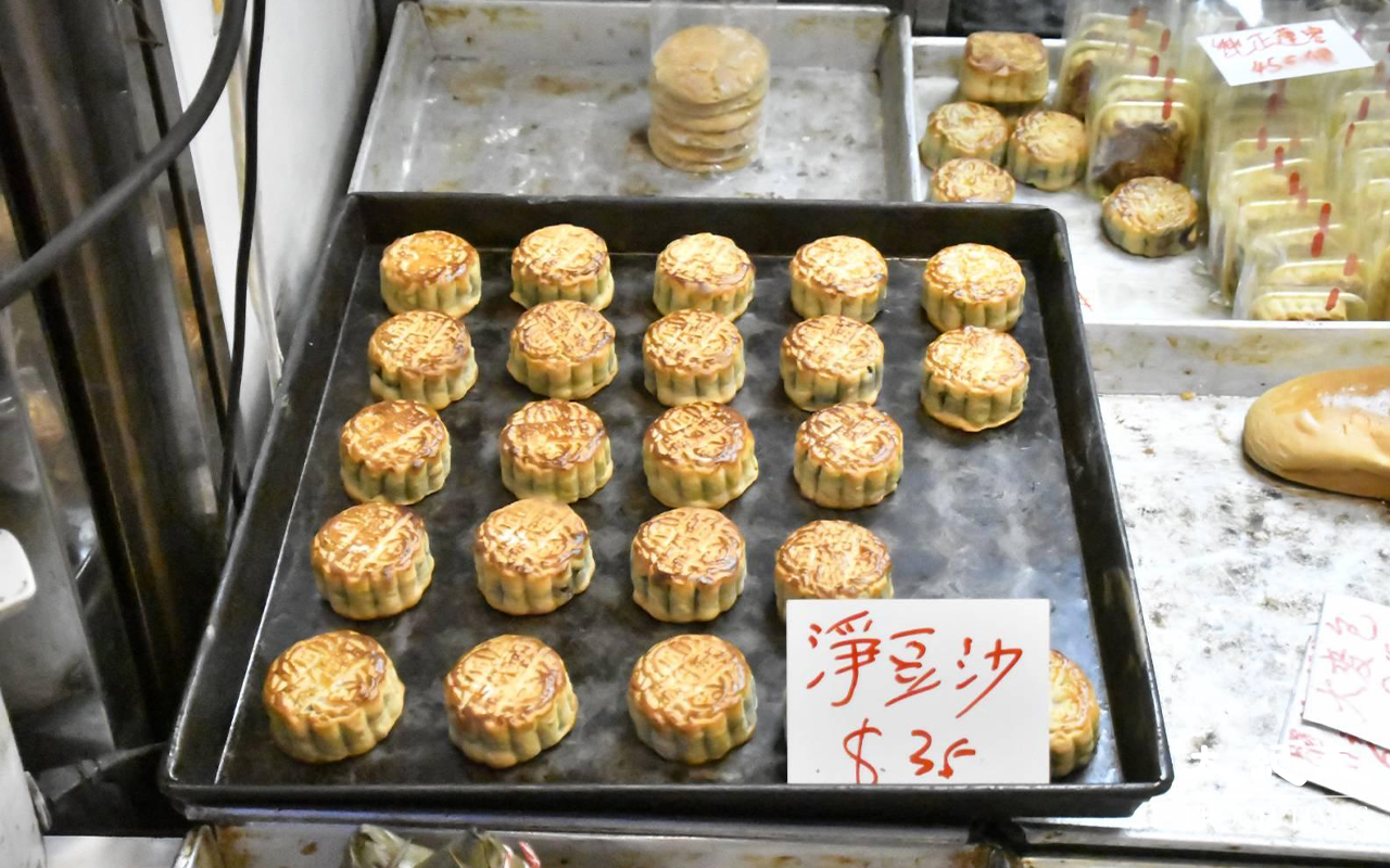 「均香餅家」備有多種唐餅，有部分更令遠近街坊趨之若鶩，眾多市民不惜遠道而來。（麥碧／大紀元）